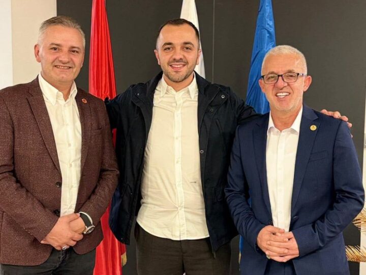 Shkodran Alili në një fotografi me dy figura të njohura të kombit shqiptar!