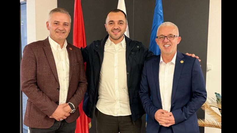 Shkodran Alili në një fotografi me dy figura të njohura të kombit shqiptar!